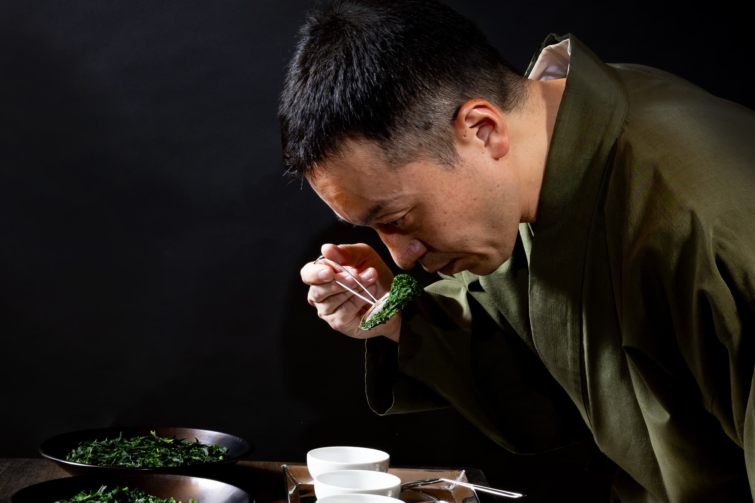 Hideki Morita, blender at Morita-en, reviewing matcha powder